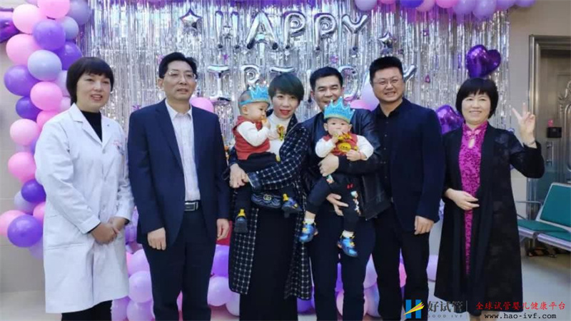 常德市妇幼保健院首例试管婴儿双胞胎宝宝“回娘家”过生日(图3) 常德市妇幼保健院首例试管婴儿双胞胎宝宝“回娘家”过生日(图3)