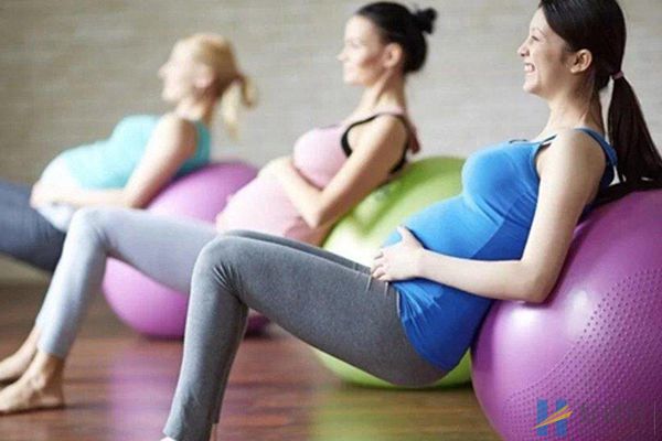 十大适合孕妇娱乐项目汇总,怀孕在家无聊这些都可以做(图3) 孕妇练习瑜伽有利于生产