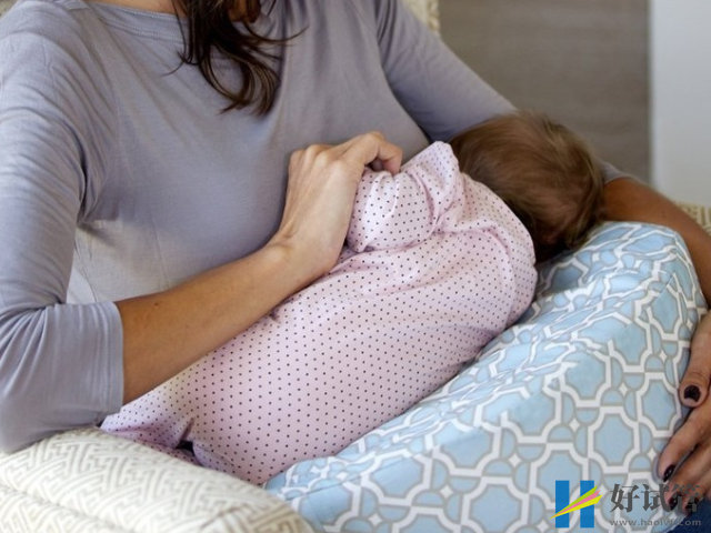 新生儿母乳吃不饱的5个表现,轻松判断宝宝吃饱喝足了没(图1) 母乳喂养要确保宝宝吃饱