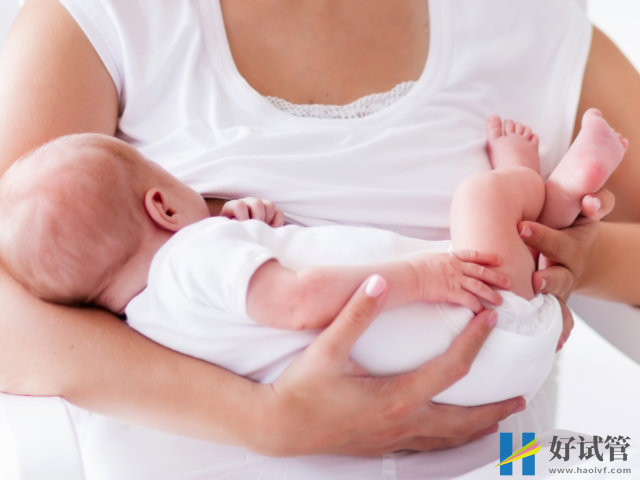 新生儿母乳吃不饱的5个表现,轻松判断宝宝吃饱喝足了没(图2) 宝宝单侧吃奶时间为十五分钟