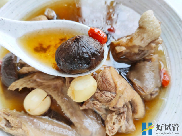 适合孕妇吃的十大滋补汤,详细做法也一并附上(图5) 莲子老鸭汤有助于孕期消水肿