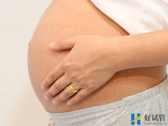 怀男宝和女宝肚型图片对比,孕晚期看准确率99%(图2) 怀男孩孕肚偏上